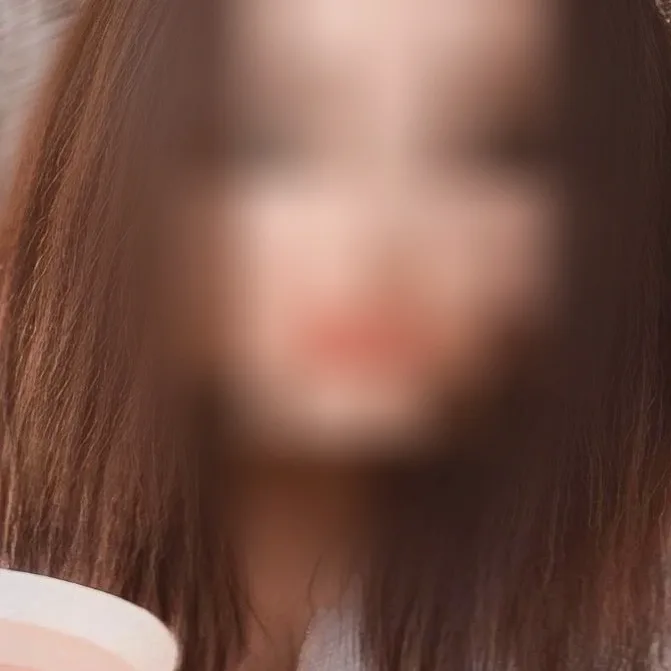 Claudia, 23