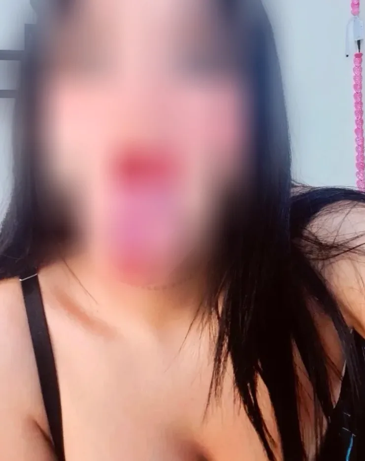 Laura, 24