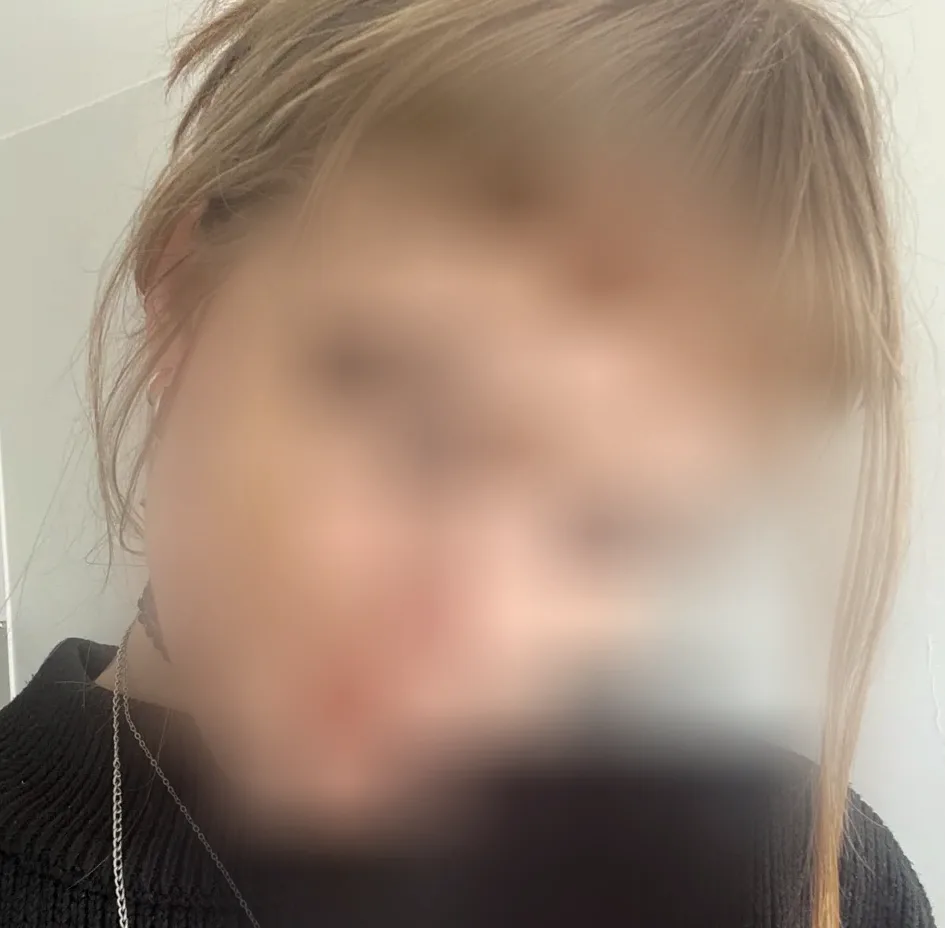 Sandra, 19